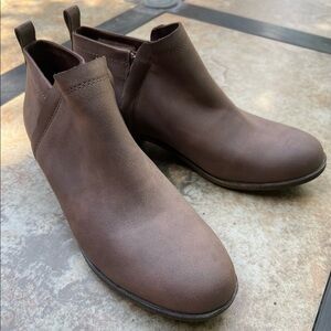 Woman’s Toms Deia shortie boots with side zipper